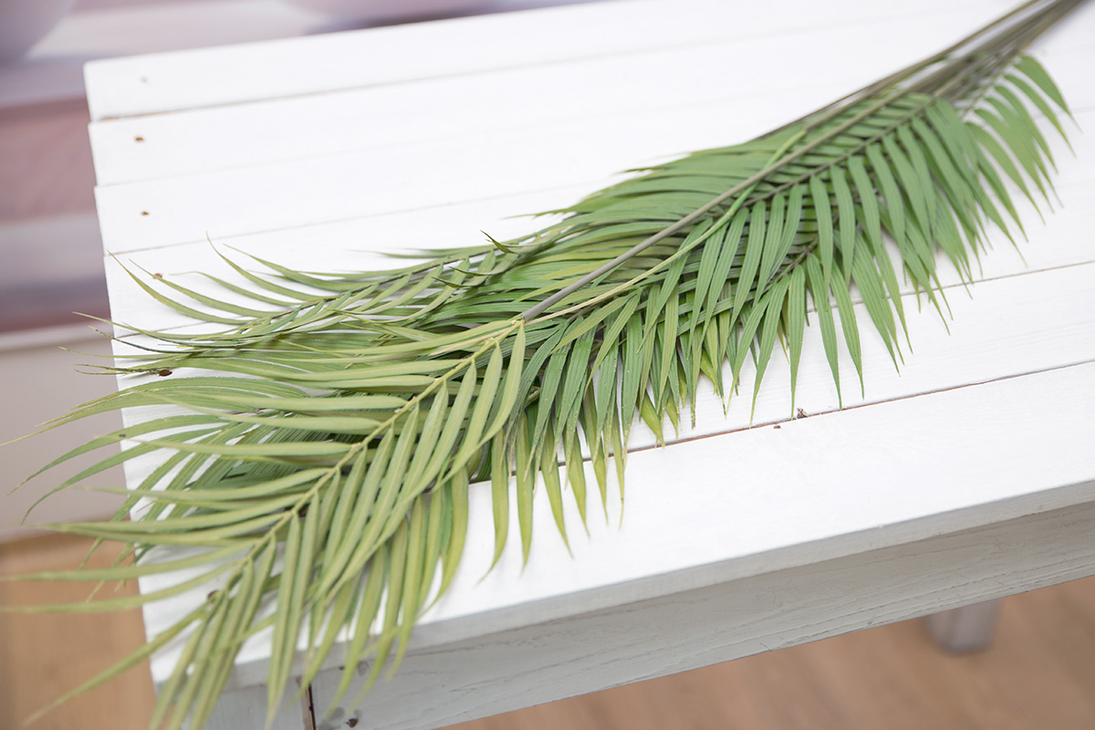 인조나무 아레카 팜 트리 120cm 테이블에놓은사진