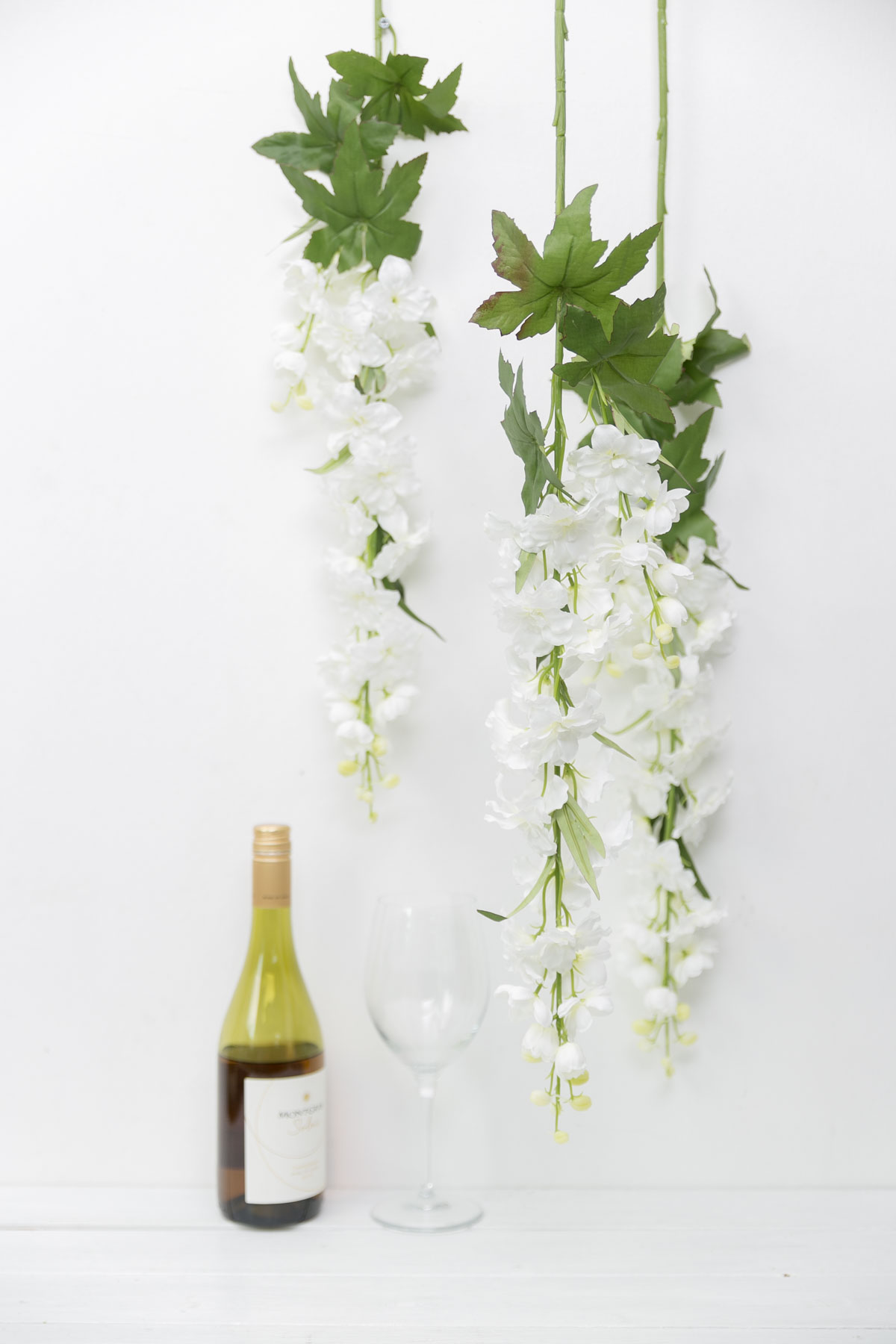 실크플라워 화이트 델피니움조화 꽃가지 98cm 거꾸로 메달아 놓은 사진