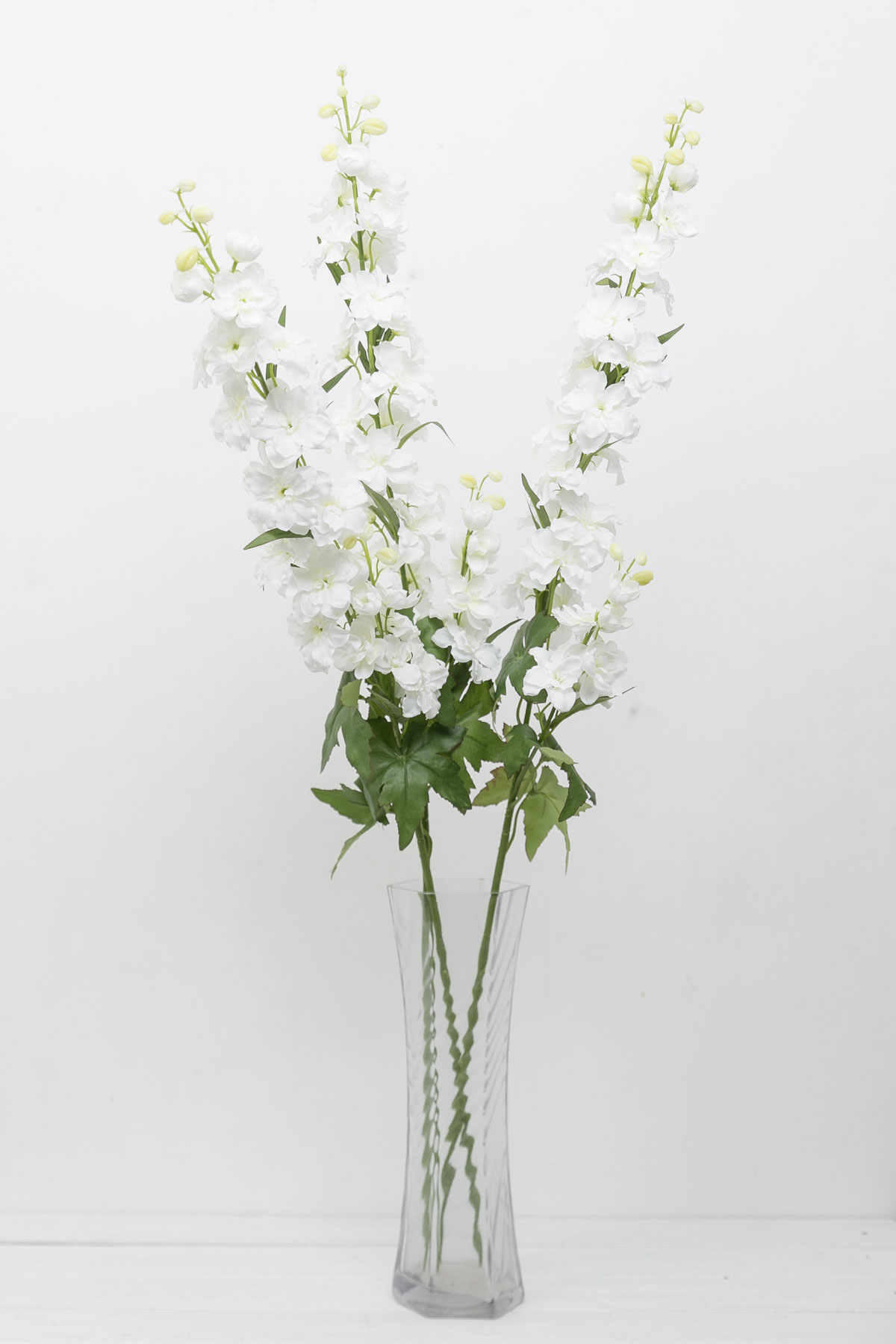 실크플라워 화이트 델피니움조화 꽃가지 98cm 화병에 세줄기 꽂아놓은 사진