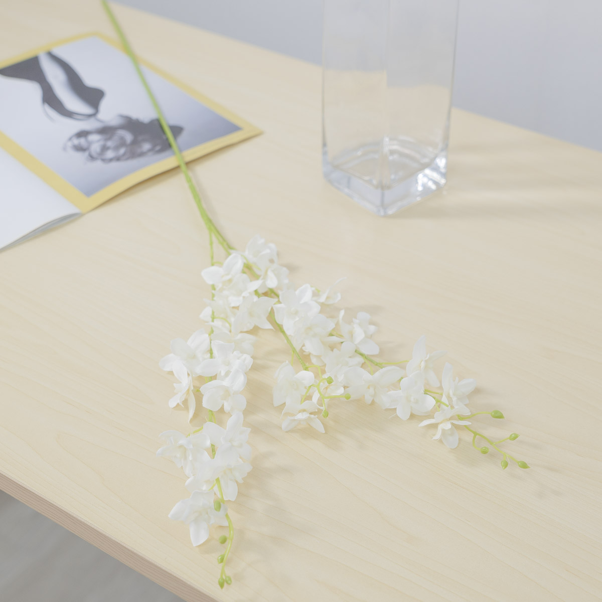 실크플라워 미니 덴파레 양란 조화꽃 가지 85cm 화이트 테이블에 놓은 사진