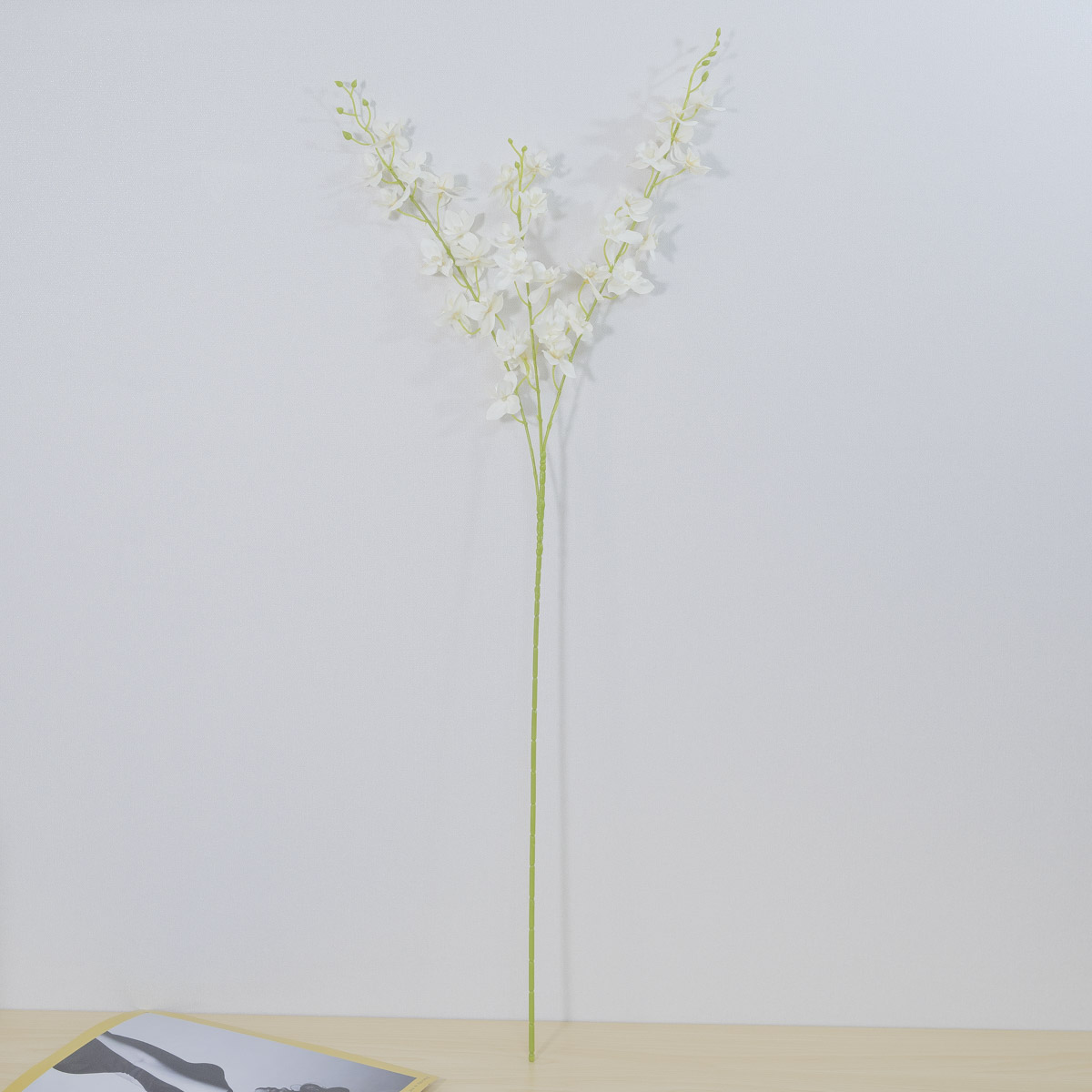 실크플라워 미니 덴파레 양란 조화꽃 가지 85cm 화이트 세워놓은 사진