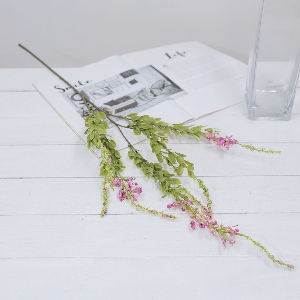 실크플라워 아스틸베 조화꽃 그린 가지 82cm 핑크 테이블에놓은사진