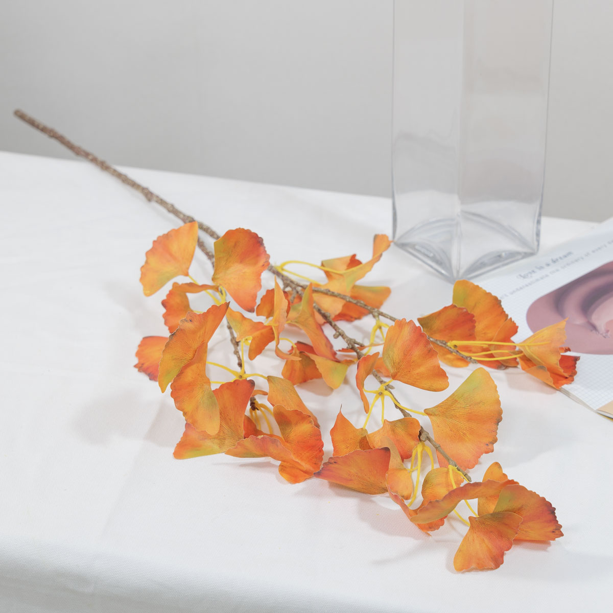 인조나무가지 가을단풍 은행나무잎 브렌치 95cm 오렌지믹스 테이블에놓은사진