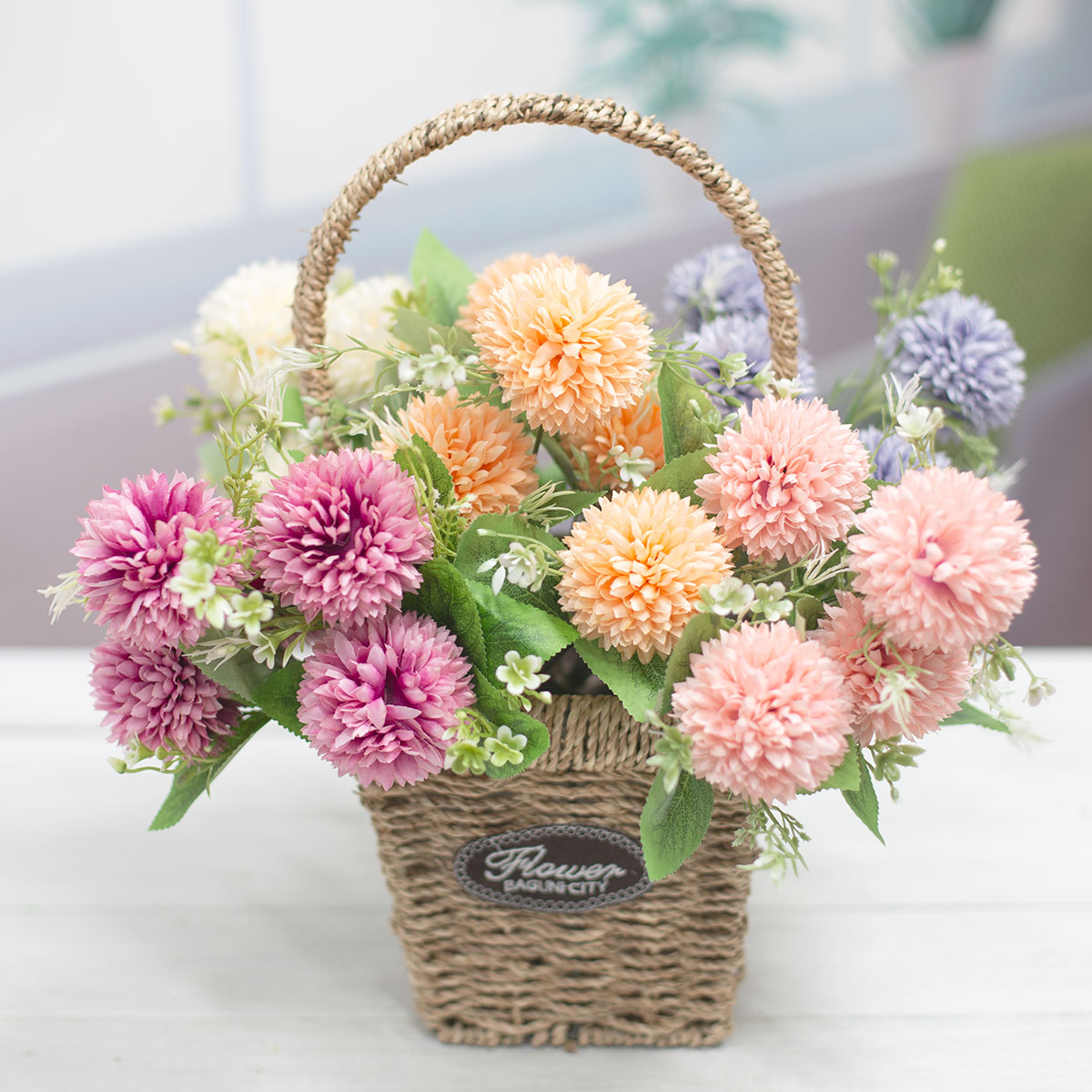 실크플라워 폼폼 소국 꽃 다섯송이 부쉬 바구니에 색상별 하나씩 담은 사진
