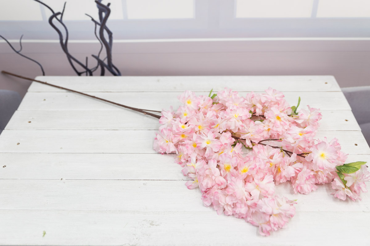 실크플라워 겹벚꽃 블룸 봄 벚꽃조화 가지 105cm 다크핑크 테이블에 놓은 사진