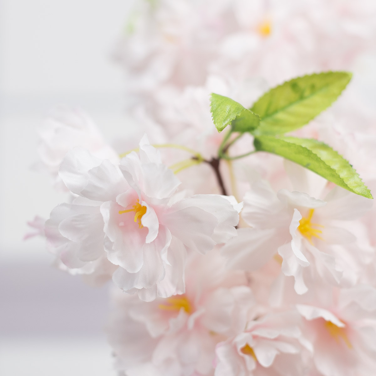 실크플라워 겹벚꽃 블룸 봄 벚꽃조화 가지 105cm 라이트핑크 꽃송이 디테일