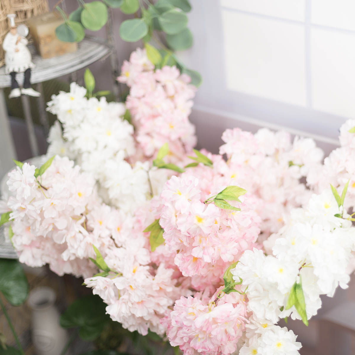 실크플라워 겹벚꽃 블룸 봄 벚꽃조화 가지 105cm 색상별 2개씩 장식한 사진