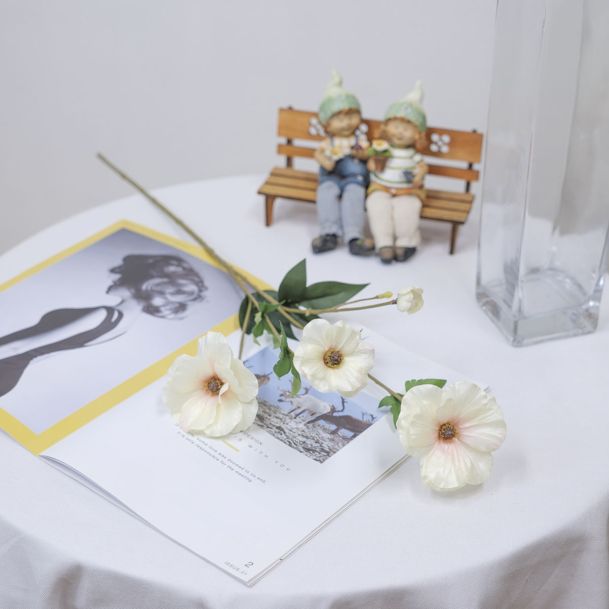 버터플라이 라넌큘러스 꽃 가지 65cm 크림 테이블에 놓은사진