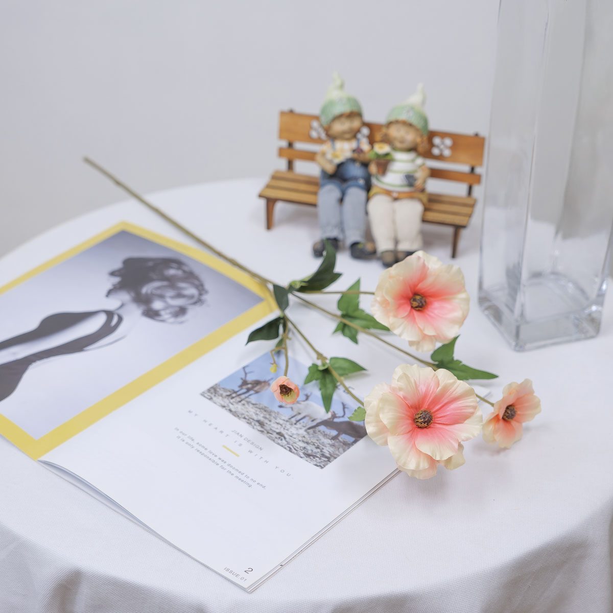 실크플라워 버터플라이 라넌큘러스 조화꽃 가지 65cm 피치 테이블에놓은사진
