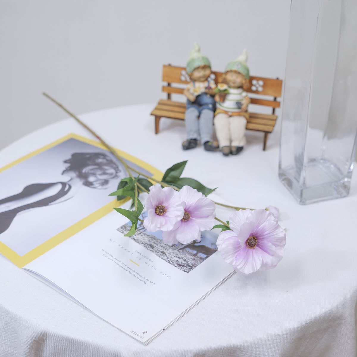 실크플라워 버터플라이 라넌큘러스 조화꽃 가지 65cm 라이트퍼플 테이블에놓은사진