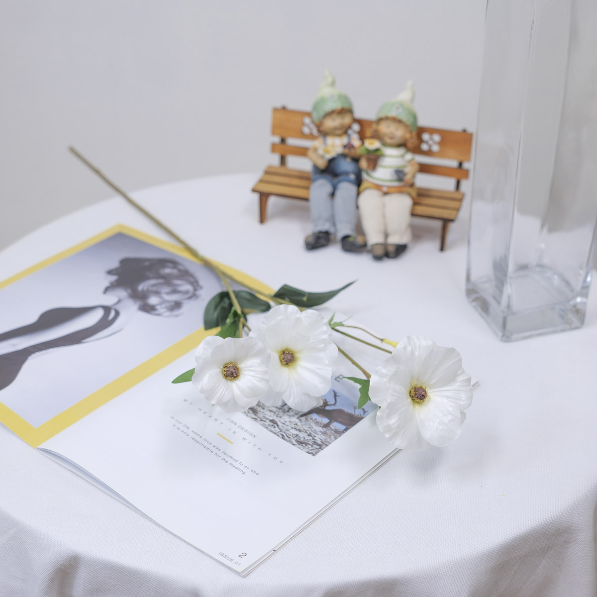 실크플라워 버터플라이 라넌큘러스 조화꽃 가지 65cm 화이트 화이트 테이블에놓은사진