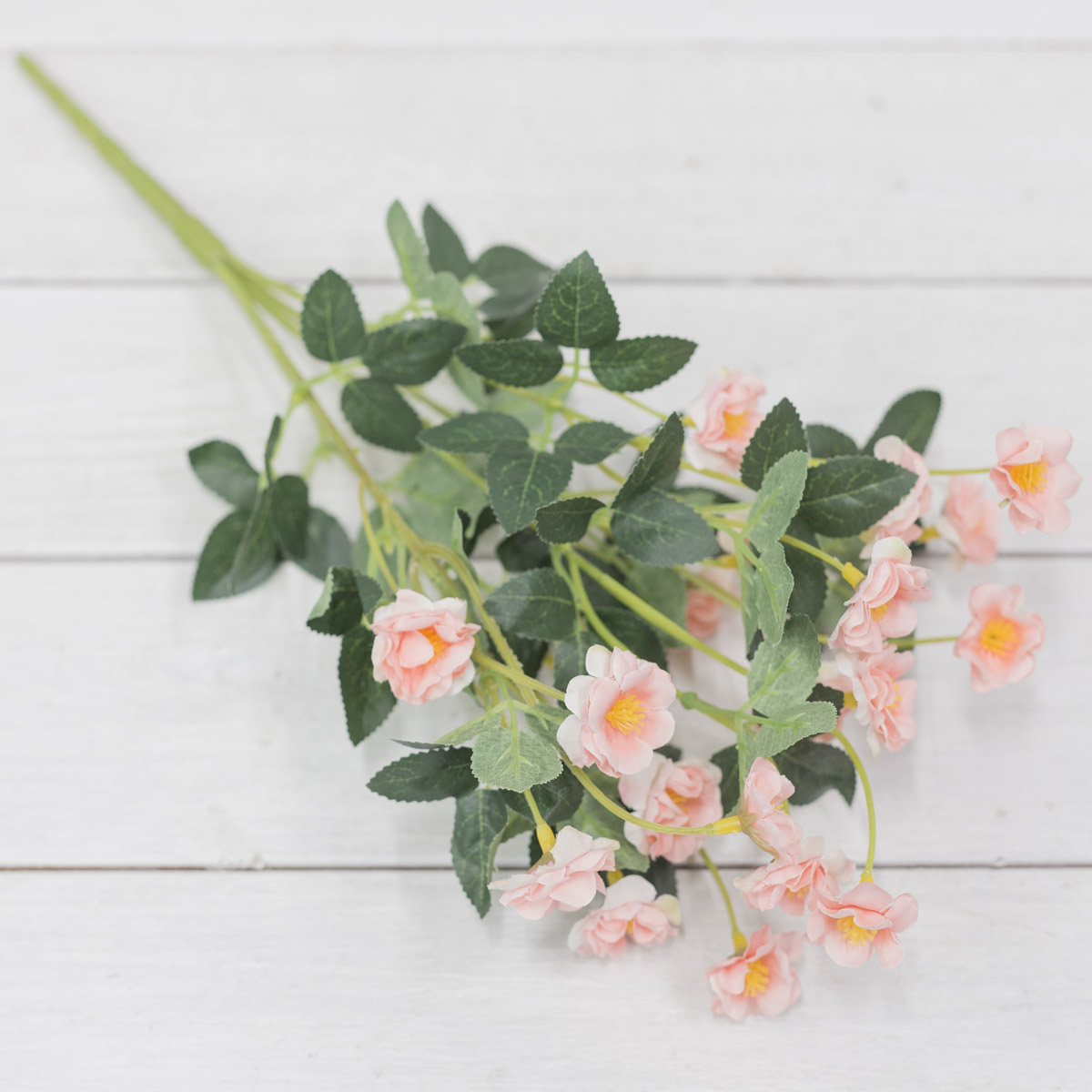 가든로즈 찔레장미 꽃 실크플라워 부쉬 핑크 테이블에놓은사진
