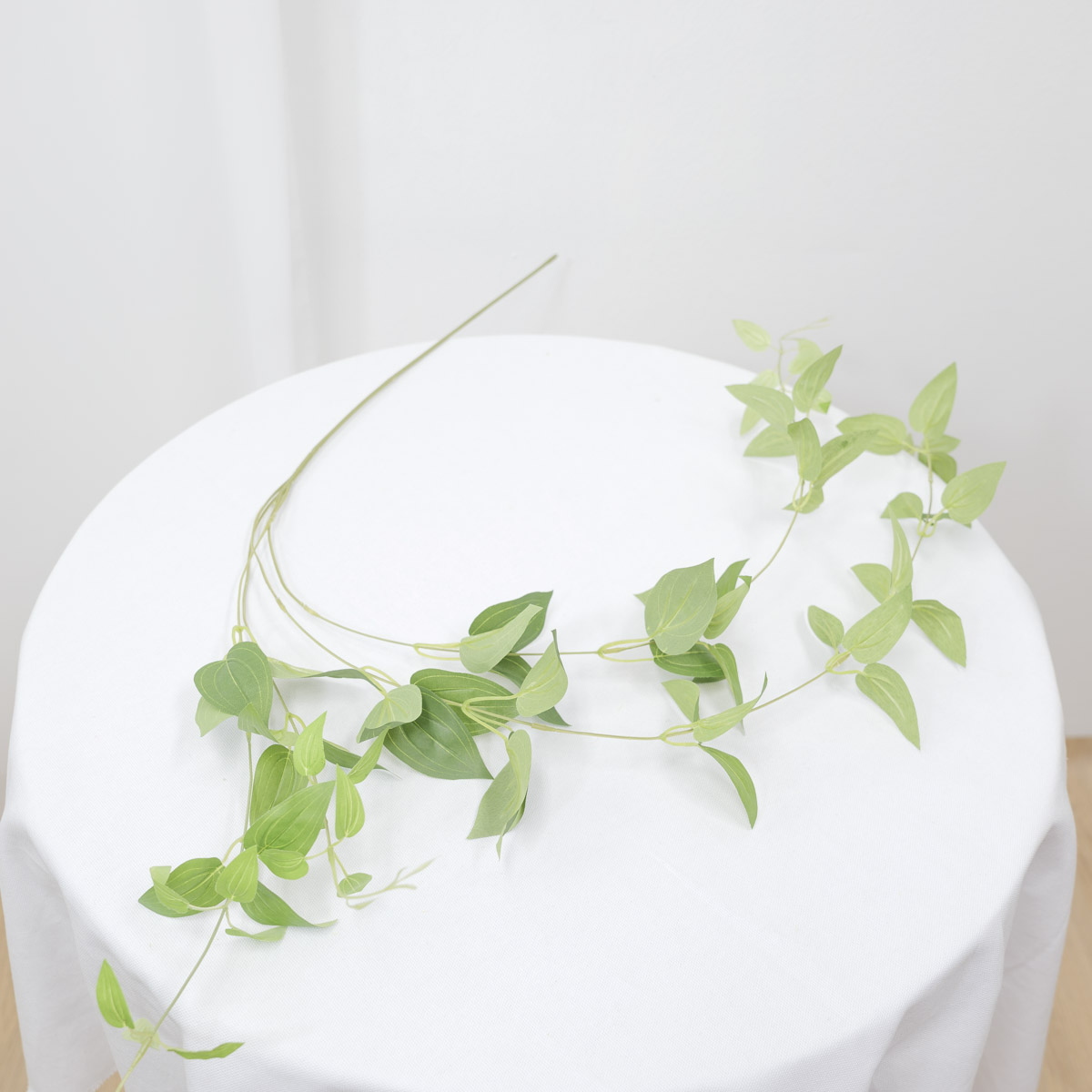 실크플라워 클레마티스조화 잎사귀 넝쿨조화 130cm 테이블에 올려놓은 사진