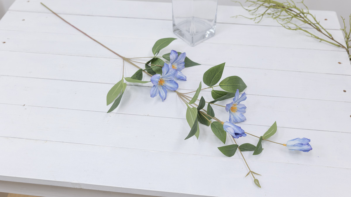 실크플라워 클레마티스조화 꽃 가지 83cm 블루 테이블에 놓은 사진