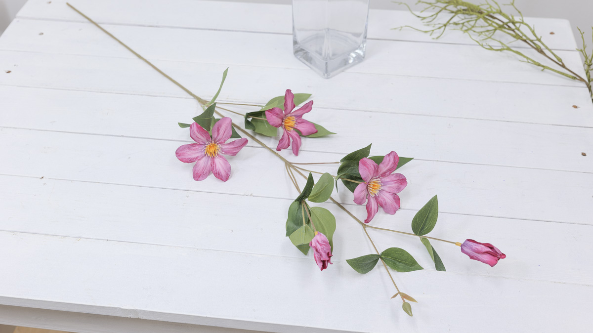 실크플라워 클레마티스조화 꽃 가지 83cm 모우브 테이블에 놓은 사진
