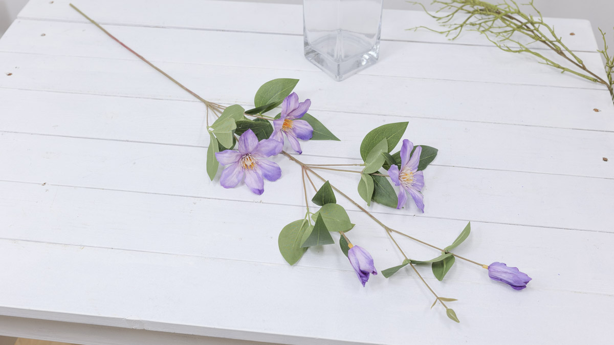실크플라워 클레마티스조화 꽃 가지 83cm 퍼플 테이블에 놓은 사진