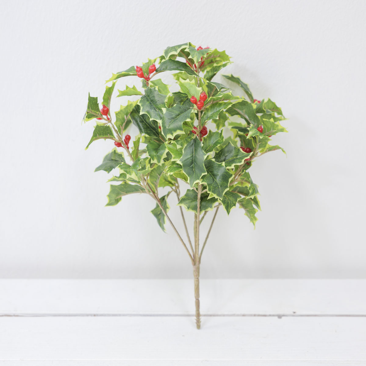 조화식물 베리 홀리부쉬 32cm 소 5줄기 그린/화이트 세워놓은 사진