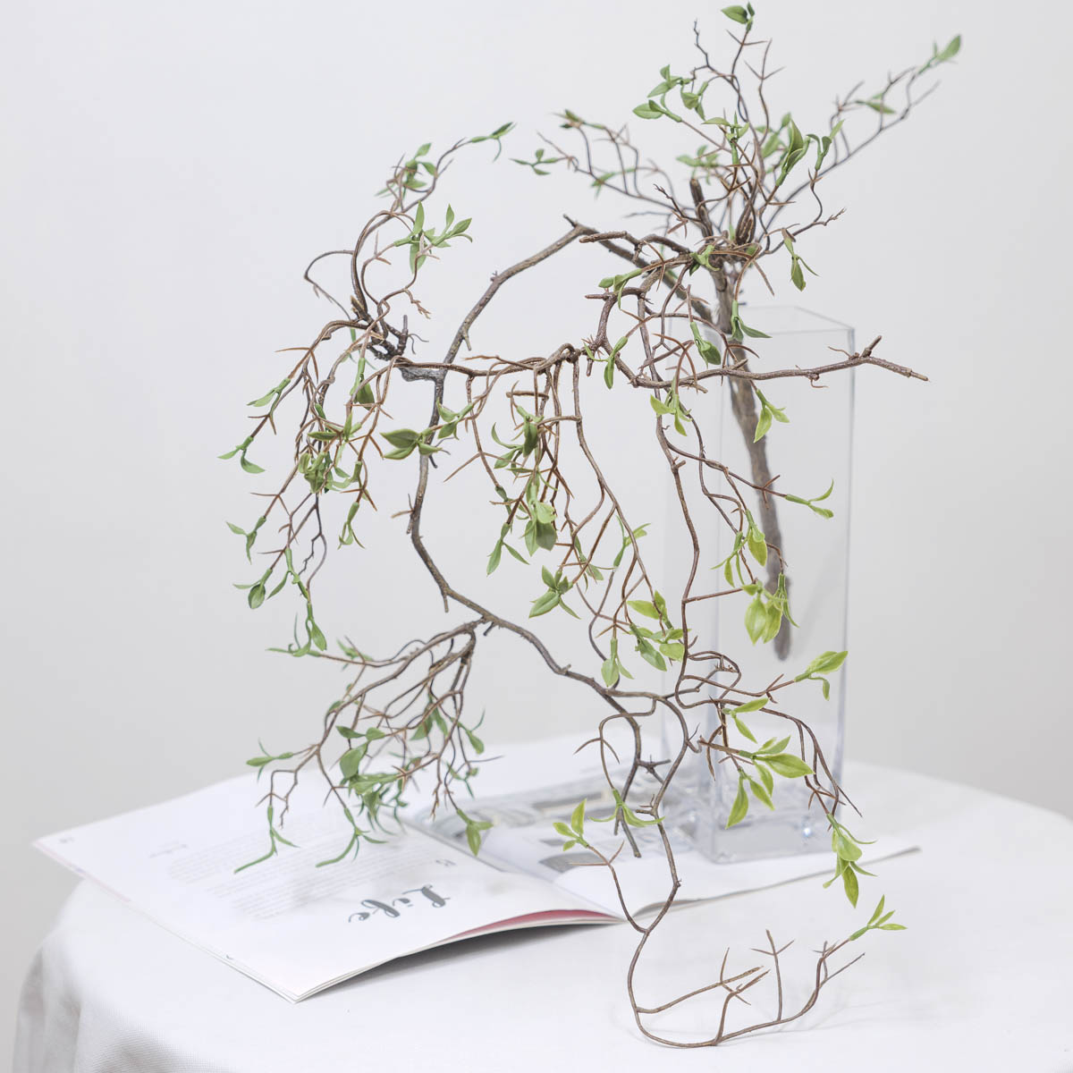조화식물 버드나무 새순잎 바인 1개 화병에 꽂아놓은 사진