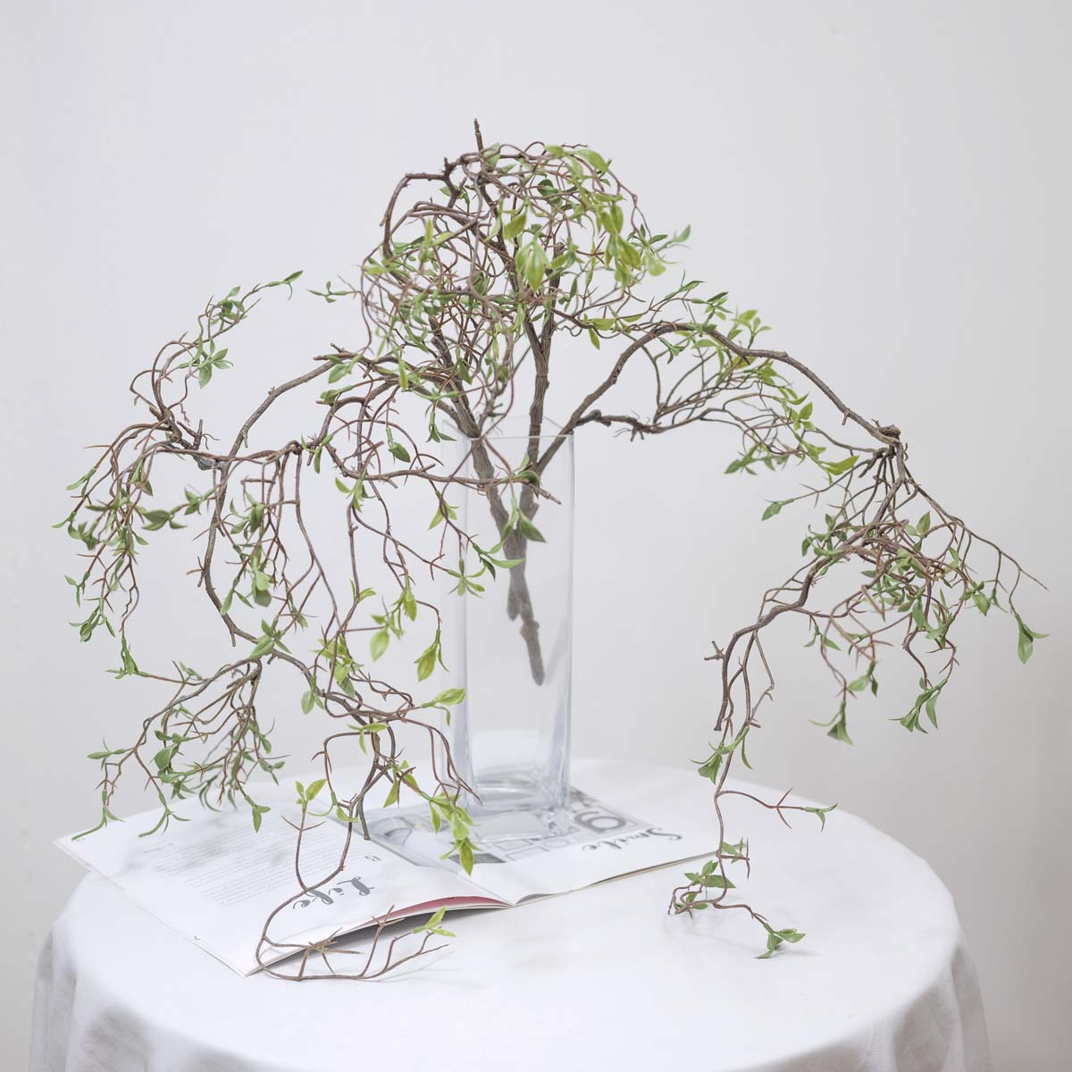 조화식물 버드나무 새순잎 바인 2개를 화병에 꽂아놓은 사진