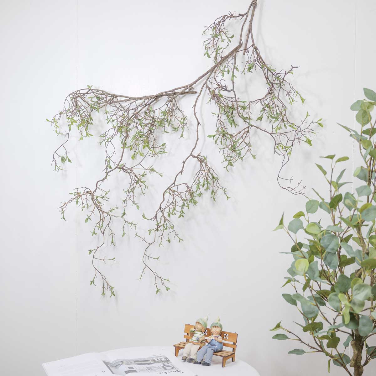 조화식물 버드나무 새순잎 바인 3개를 벽에 늘어지게 이어붙인 사진