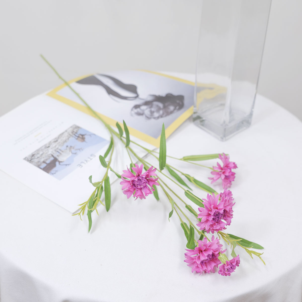 실크플라워 수레국화 조화꽃 가지 73cm 테이블에놓은사진