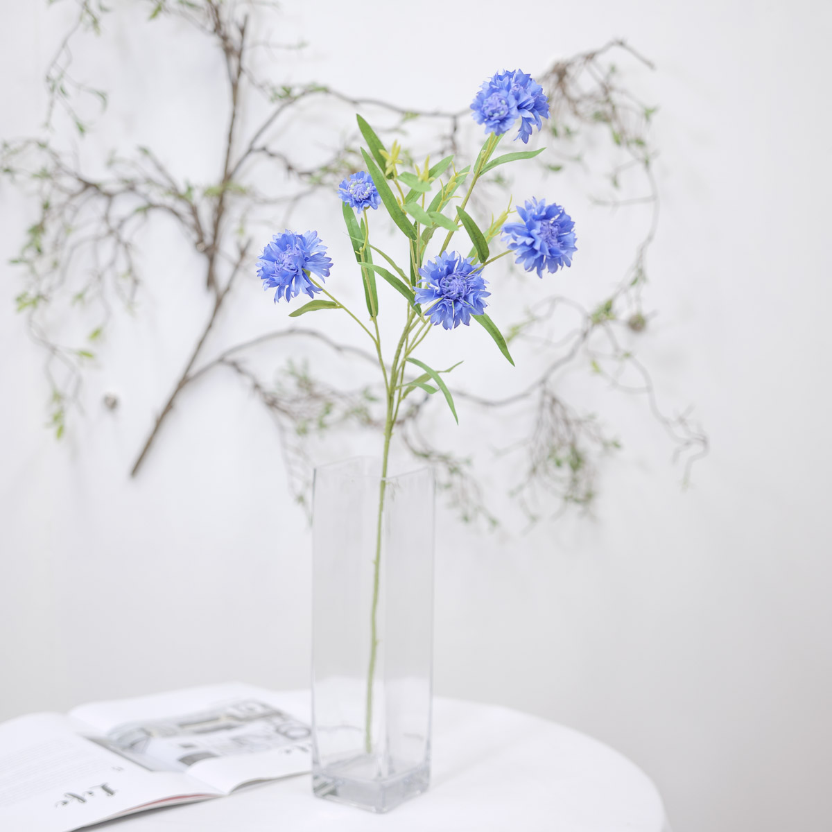 실크플라워 수레국화 조화꽃 가지 73cm 블루 화병에 꽂은 사진