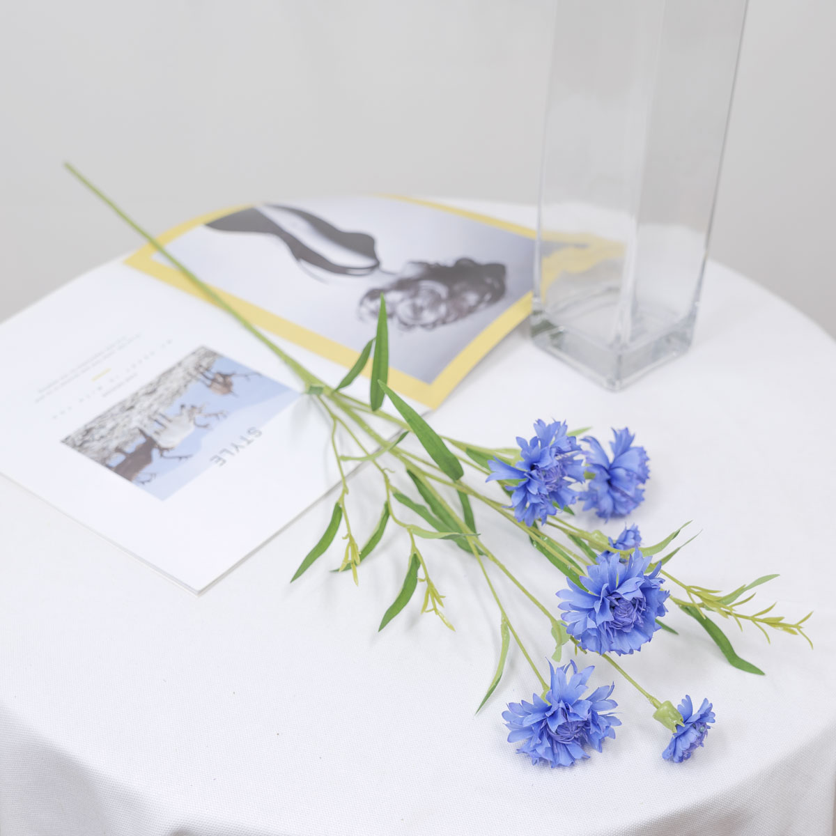 실크플라워 수레국화 조화꽃 가지 73cm 블루 테이블에놓은사진