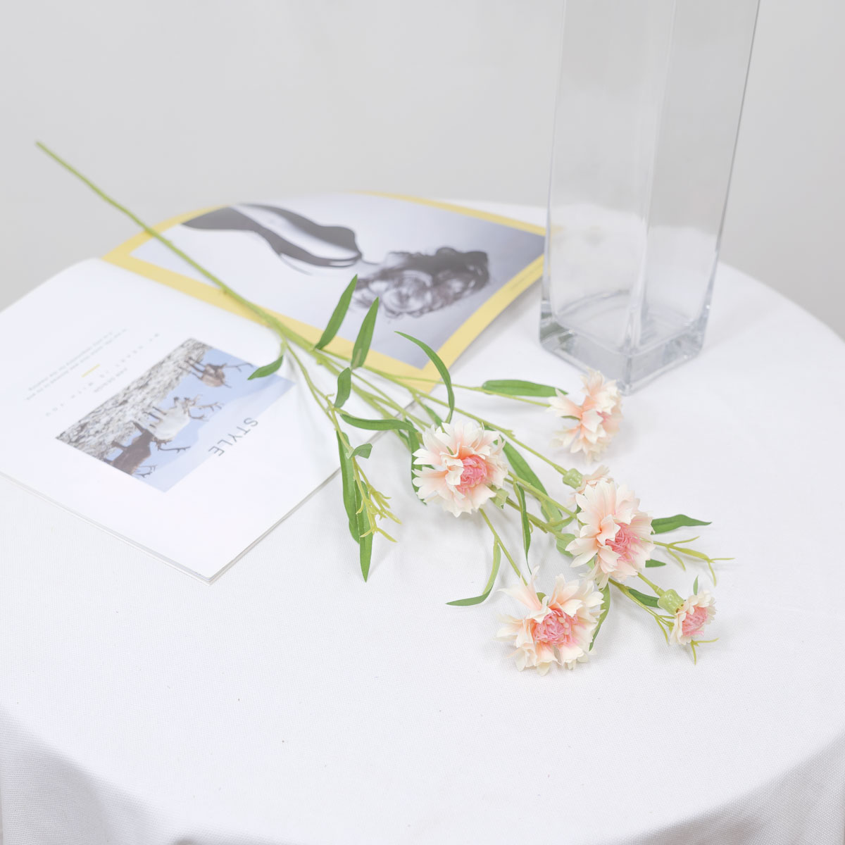 실크플라워 수레국화 조화꽃 가지 73cm 피치 테이블에놓은사진