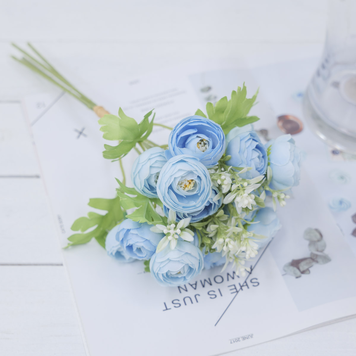 실크플라워 16송이 라넌큘러스 조화꽃 번들 부쉬 블루 테이블에내려놓은사진
