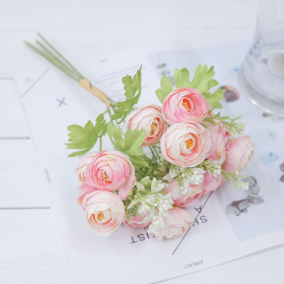 실크플라워 네송이 라넌큘러스 피크 4P 번들 조화꽃 부쉬 라이트핑크 테이블에내려놓은사진