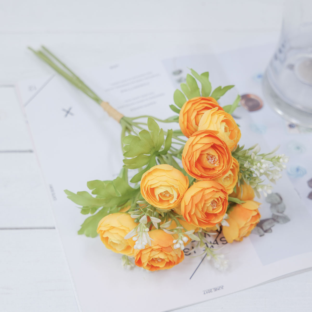 실크플라워 16송이 라넌큘러스 조화꽃 번들 부쉬 옐로우 테이블에놓은사진
