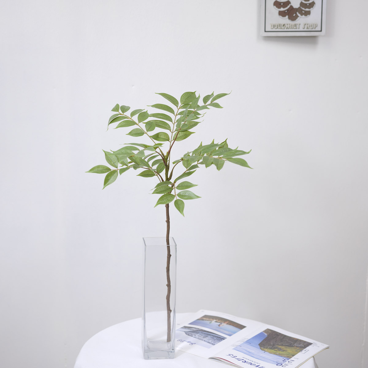 조화나무 참죽나무가지 75cm 그린 화병에 한줄기 꽂아 테이블에 장식한 사진