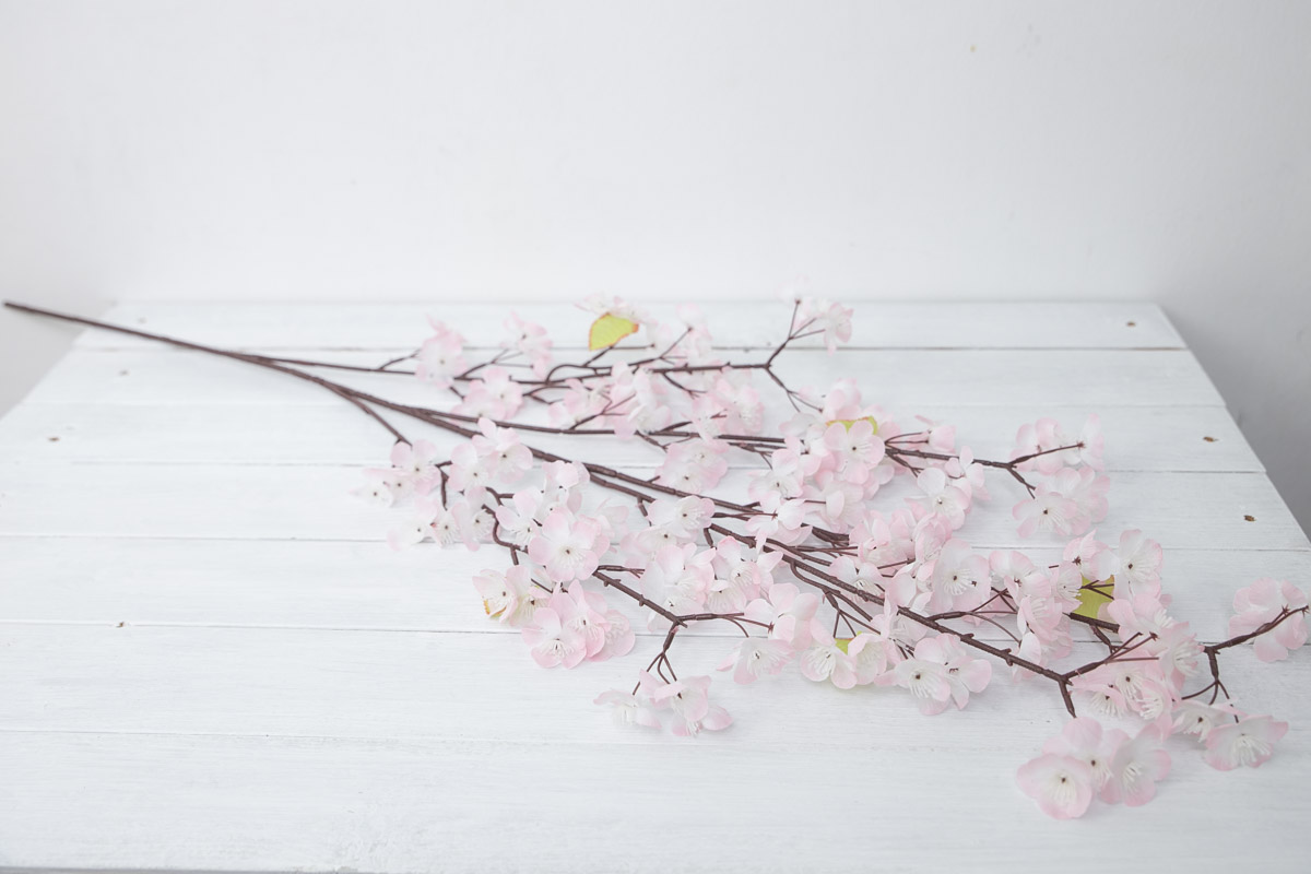봄 벚꽃 가지 105cm 핑크 바닥에 놓은 사진