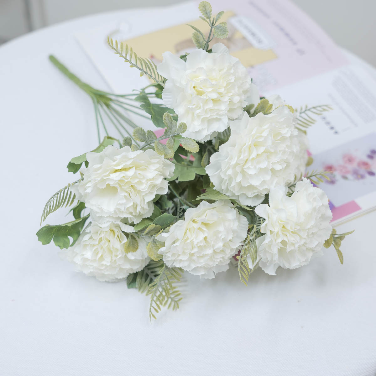 실크플라워 올레 뉴카네이션 10송이 조화꽃 부쉬 크림 테이블에 내려놓은 사진