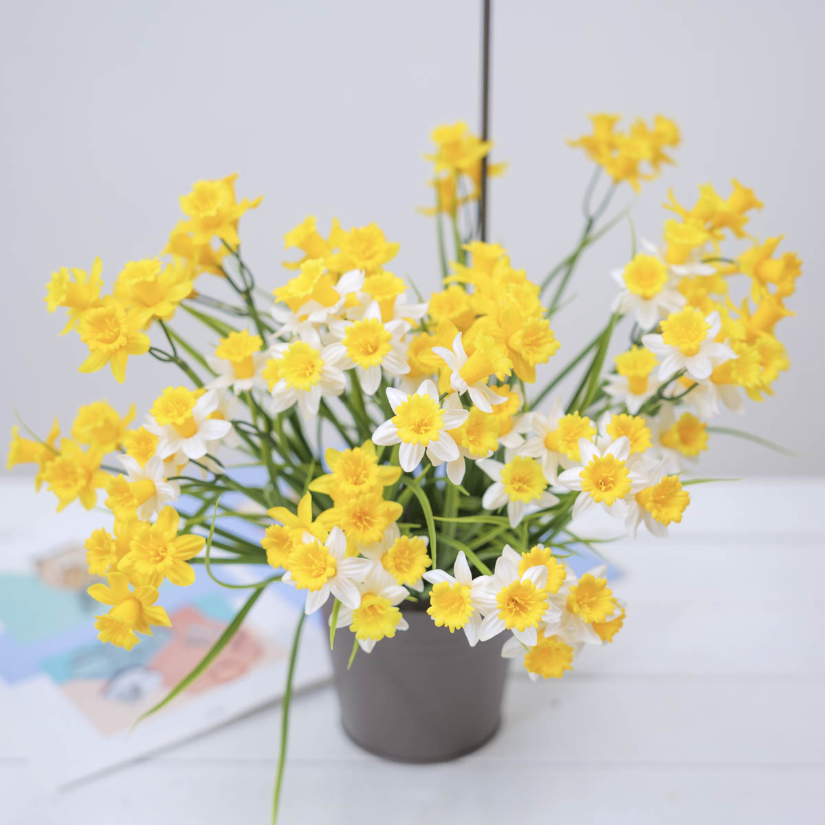 실크플라워 수선화조화 꽃 구근 리얼뿌리 부쉬 총4개 꽂은 사진 위에서보기