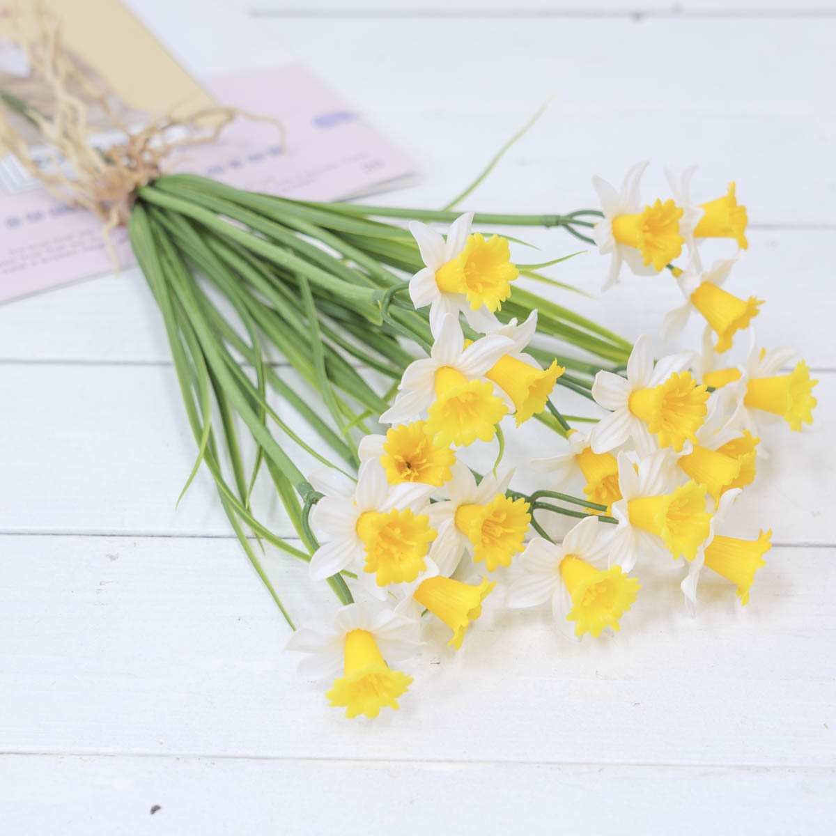 실크플라워 수선화조화 꽃 구근 리얼뿌리 부쉬 옐로우/화이트 테이블에 놓은 사진
