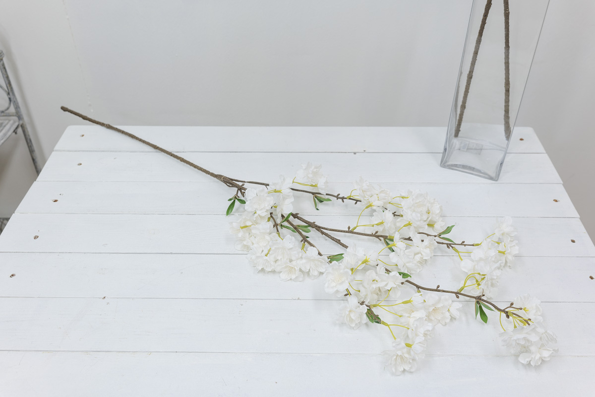 실크플라워 리얼 벚꽃 브렌치 100cm 크림 테이블에놓은사진