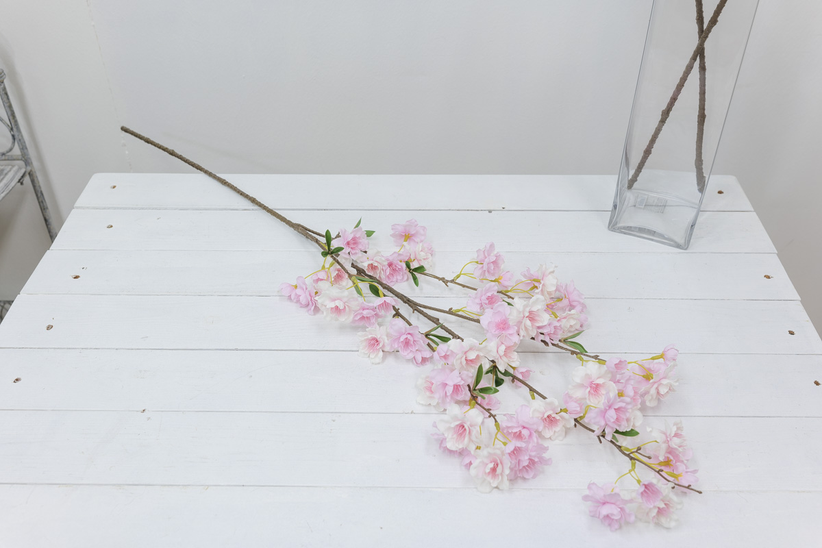 실크플라워 인테리어 조화꽃 리얼 벚꽃 겹벚꽃 꽃가지 100cm 엘티핑크 테이블에 놓은 사진