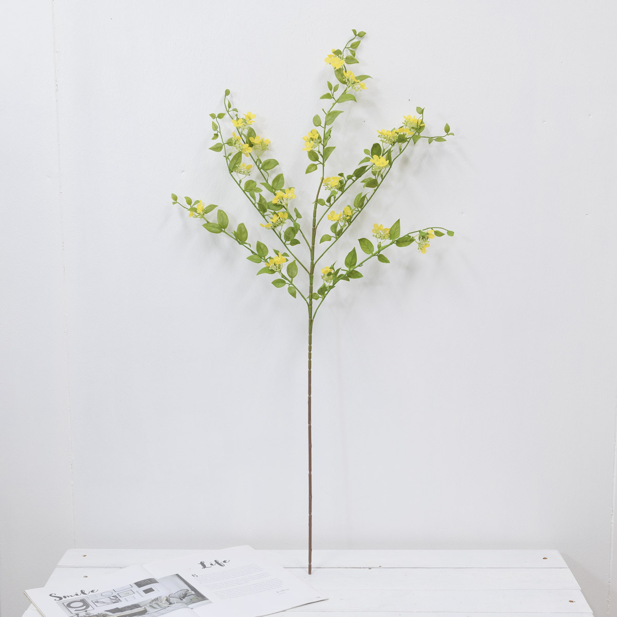 실크플라워 캐롤라인 재스민 조화꽃 가지 95cm 옐로우 세워놓은사진