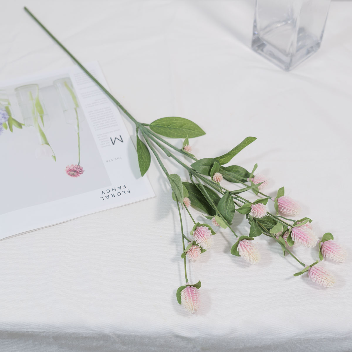 실크플라워 천일홍 조화꽃 가지 68cm 핑크 테이블에놓은사진