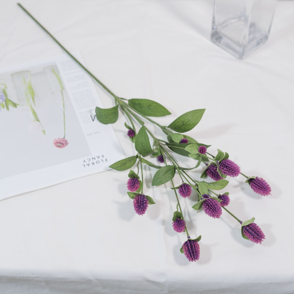 실크플라워 천일홍 조화꽃 가지 68cm 퍼플 테이블에놓은사진