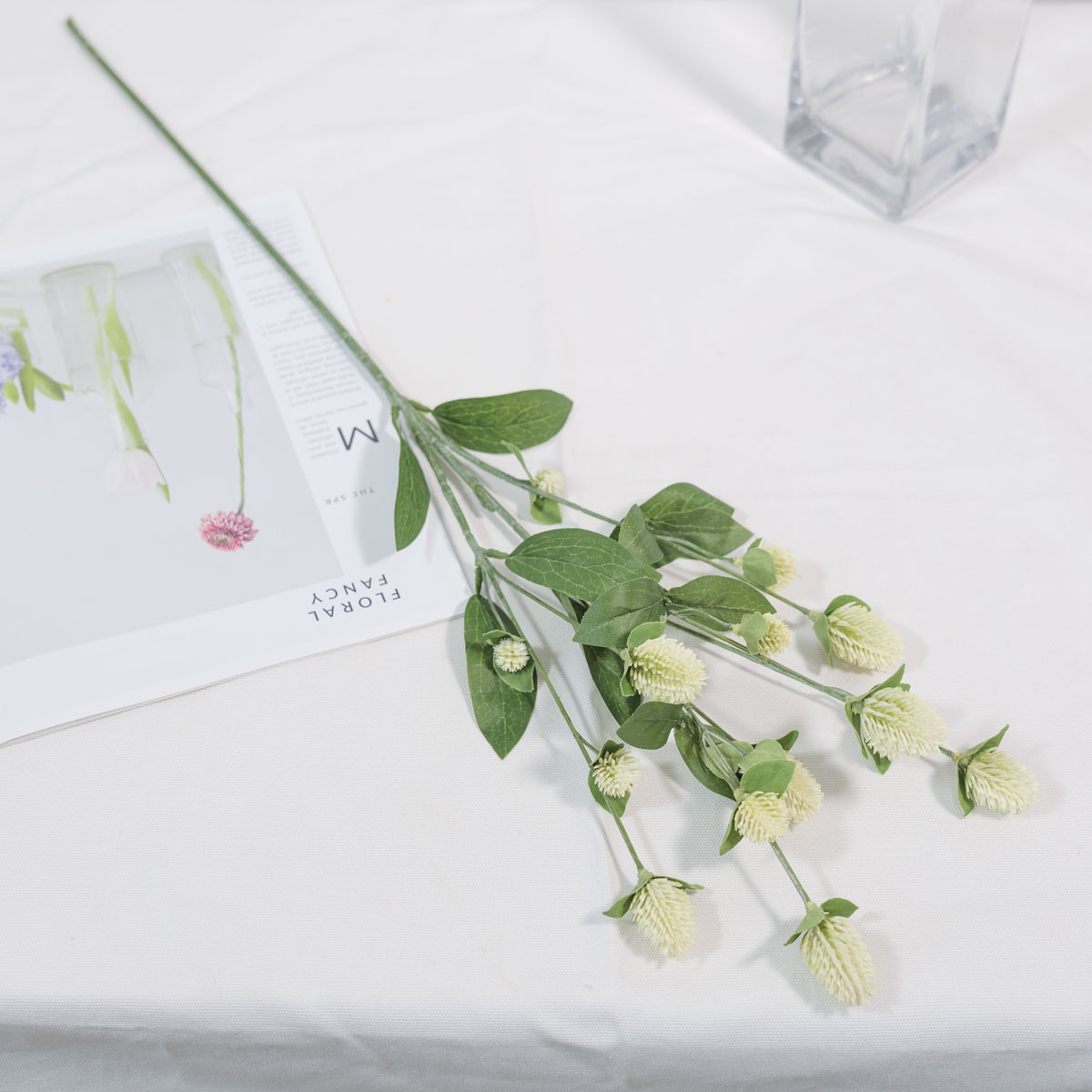 실크플라워 천일홍 조화꽃 가지 68cm 화이트 테이블에놓은사진