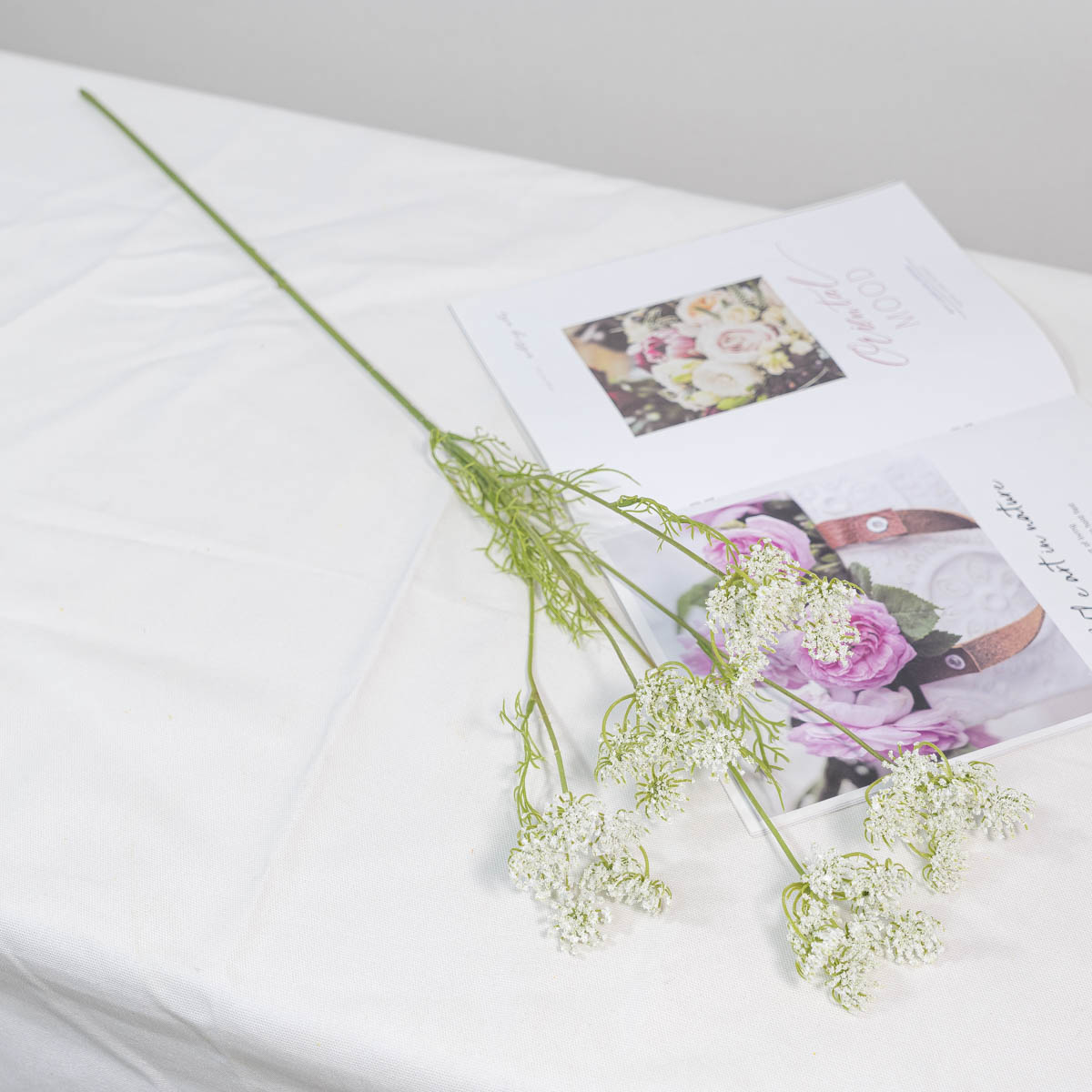 실크플라워 실크플라워 조화꽃 레이스플라워 가지 80cm 크림 테이블에 놓은 사진