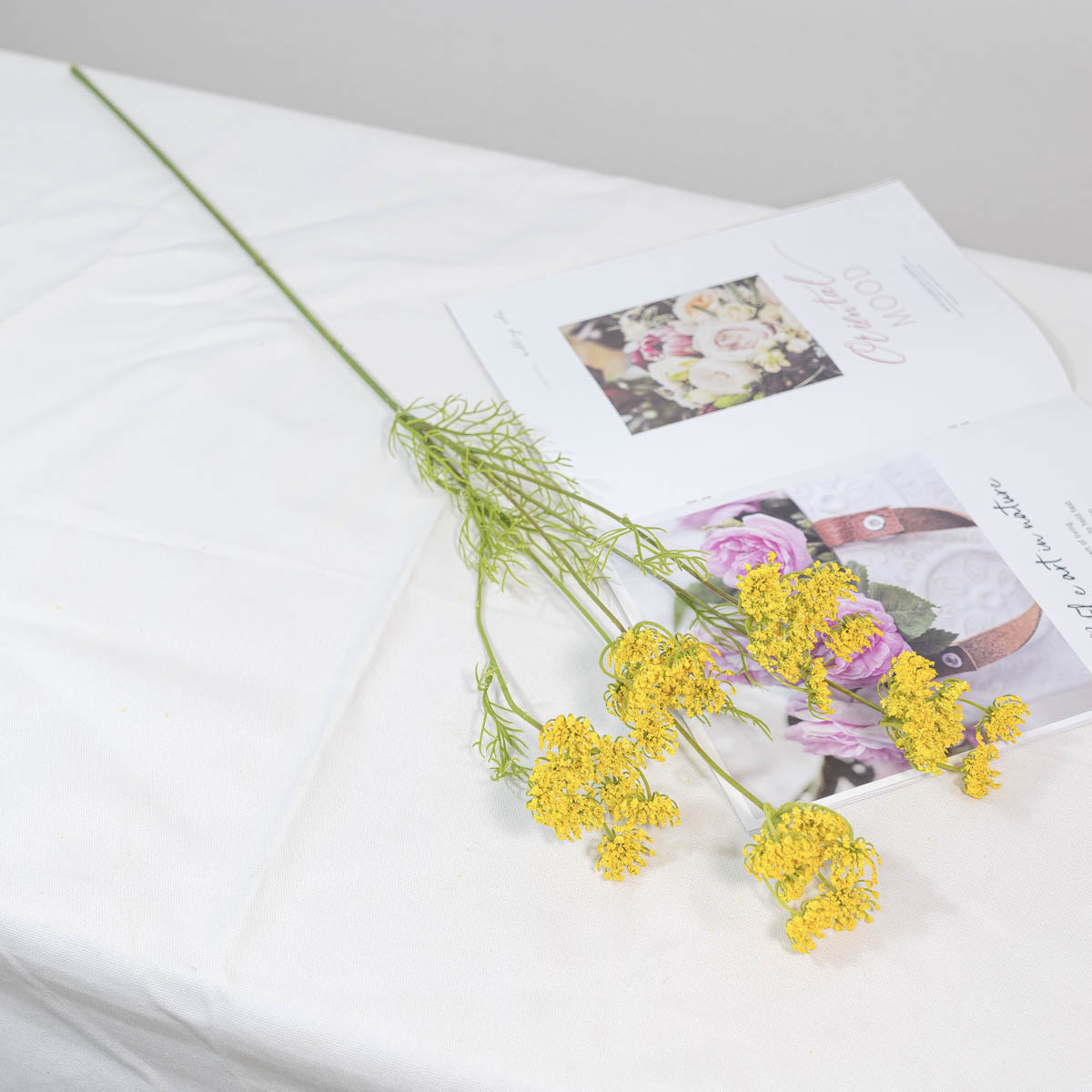 실크플라워 실크플라워 조화꽃 레이스플라워 가지 80cm 옐로우 테이블에 놓은 사진