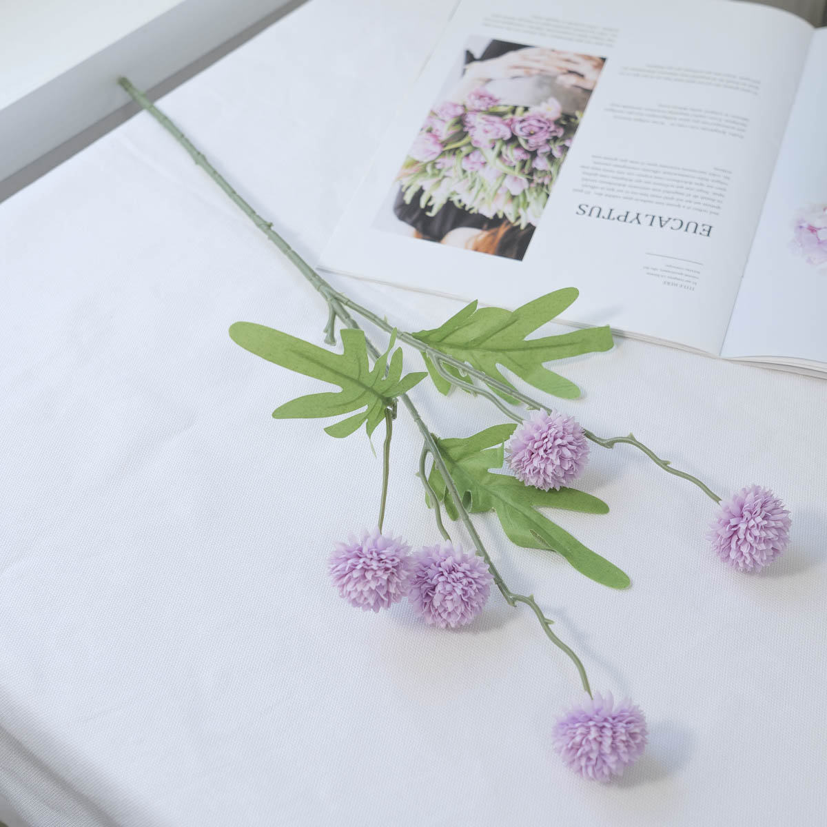 실크플라워 미니 폼폼꽃 알리움 조화 꽃 가지 52cm 라벤다 테이블에 놓은 사진