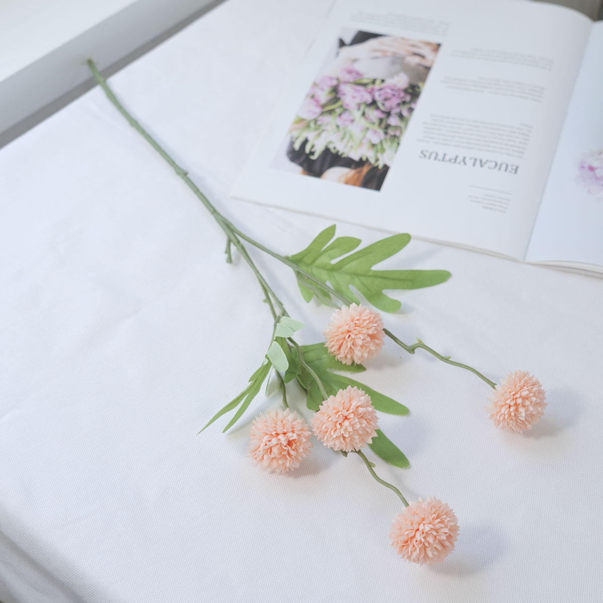 실크플라워 미니 폼폼꽃 알리움 조화 꽃 가지 52cm 피치 테이블에 놓은 사진