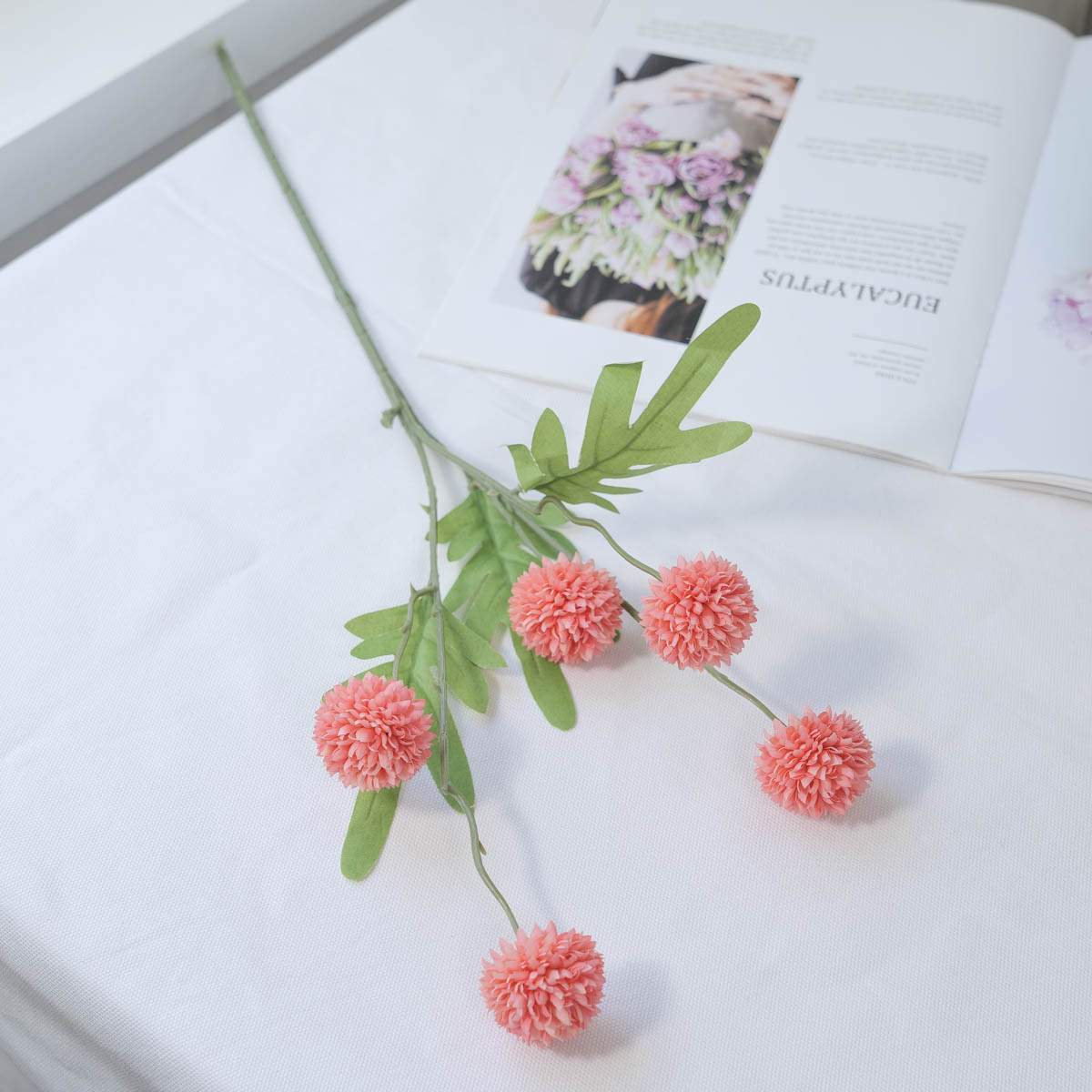 실크플라워 미니 폼폼꽃 알리움 조화 꽃 가지 52cm 진핑크 테이블에 놓은 사진