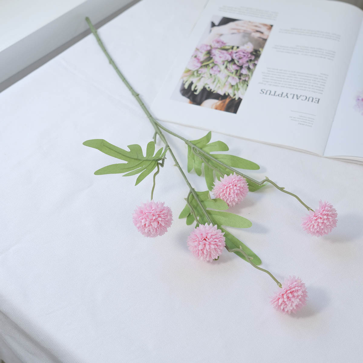 실크플라워 미니 폼폼꽃 알리움 조화 꽃 가지 52cm 연핑크 테이블에 놓은 사진