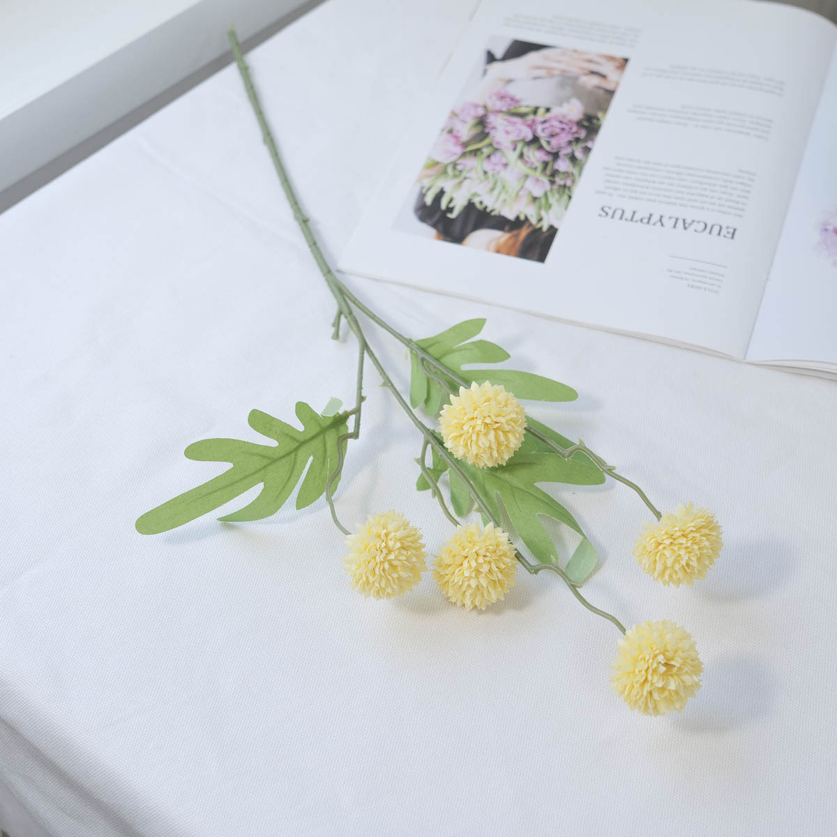 실크플라워 미니 폼폼꽃 알리움 조화 꽃 가지 52cm 노랑 테이블에 놓은 사진