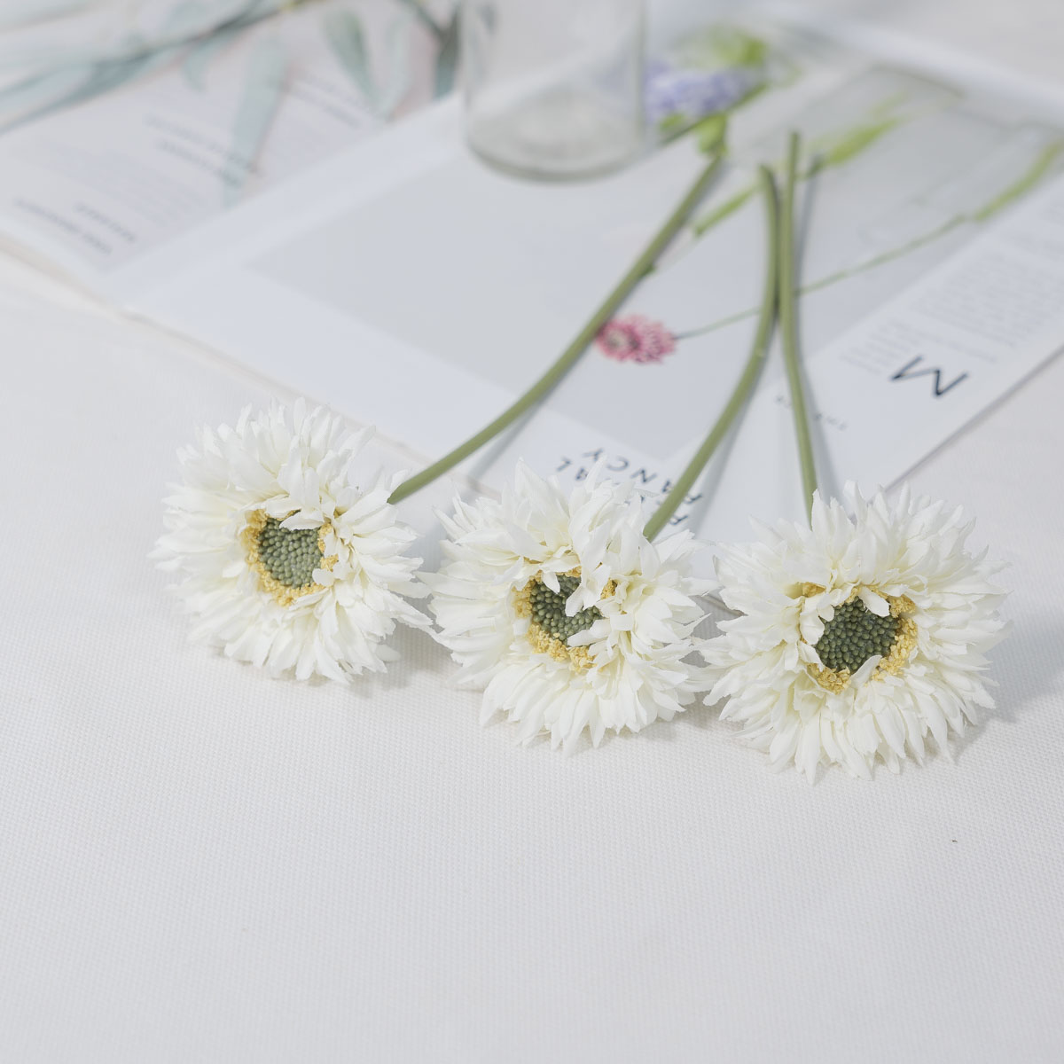 실크플라워 실거베라 조화꽃 27cm 3줄기 번들 크림 테이블에 놓은 사진2